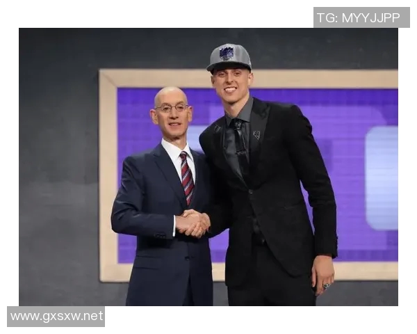 科林斯近10场三分37中25，场均贡献16.1分6.3板